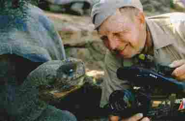 Tony Halik filmuje żółwia.