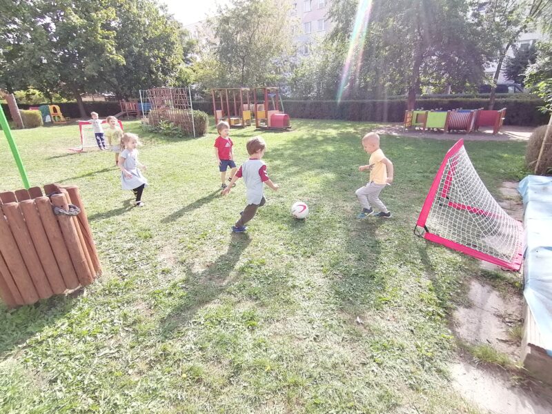 Dzieci rozgrywają mecz piłki nożnej.