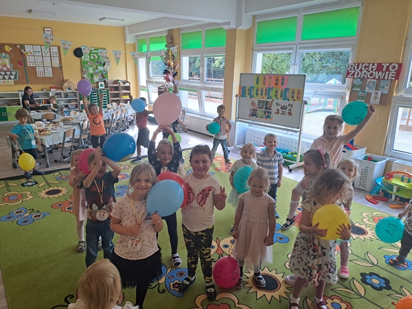 dzieci bawia sie balonami