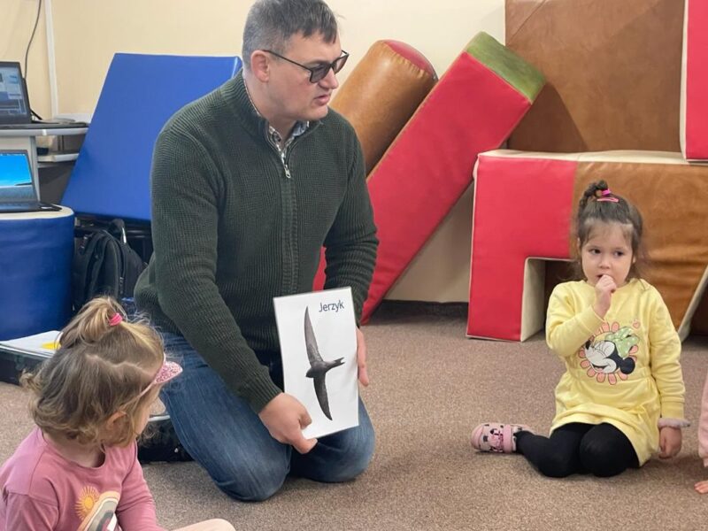 Pan Piotr prezentuje dzieciom zdjęcie jerzyka.