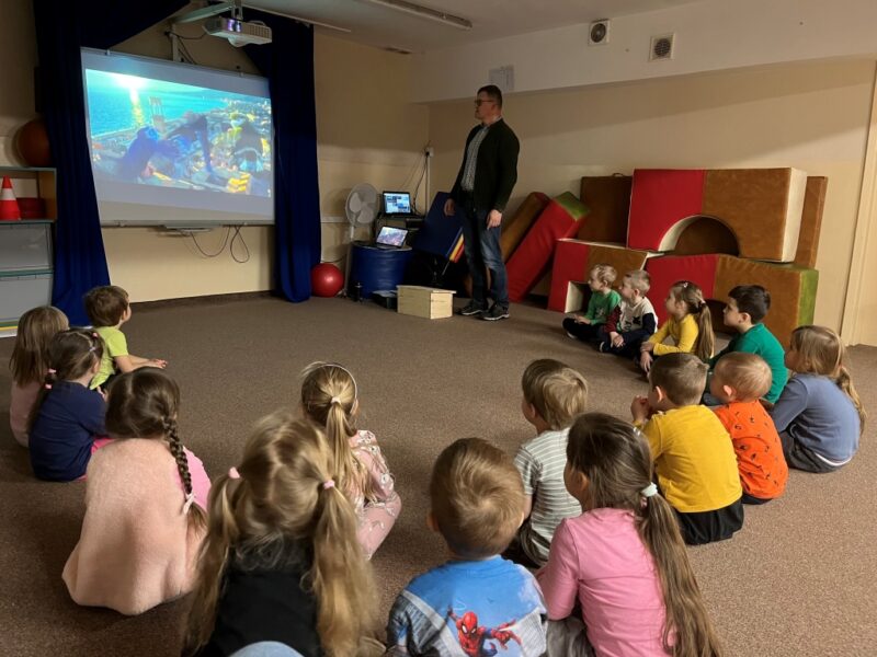 Dzieci uważnie oglądają film o życiu jeżyków i ich historii oraz słuchają z uwagą informacji przekazywanych przez ornitologa. 