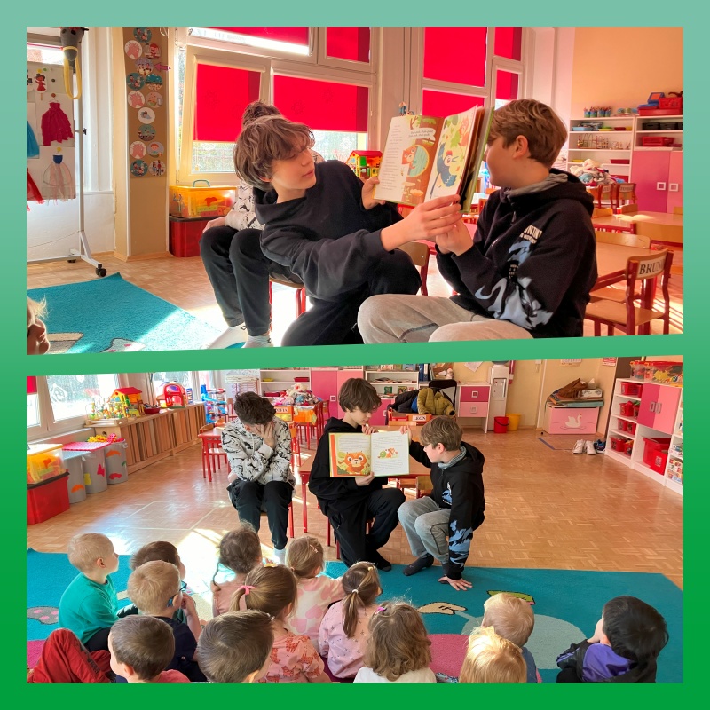Dzieci słuchają jak wychownkowie pani Oli czytają o przygodach wiewiórki. Chłopcy czytając prezentują dzieciom jednocześnie ilustracje do bajki.