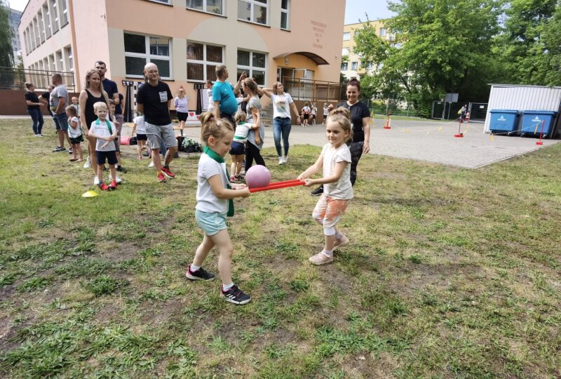 Dzieci aktynwie uczestnicza w zabawach podczas przedszkolnej olimpiady.