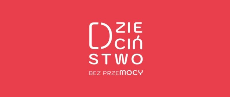 logo Dzieciństwo bez przemocy biały napis na czerwonym tle